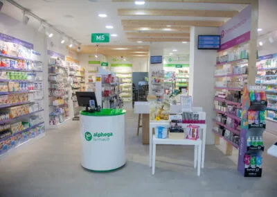 Interior de Farmacia Pugès con mostrador Alphega