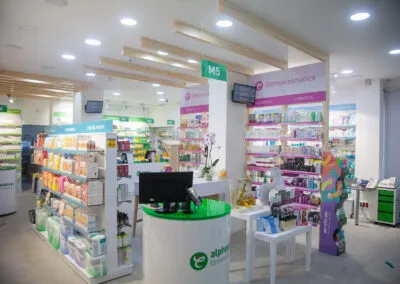 Mostrador principal de Farmacia Pugès con atención personalizada