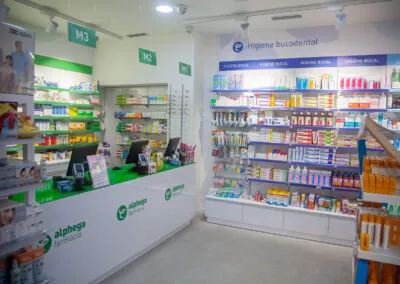 Estanterías organizadas con productos farmacéuticos