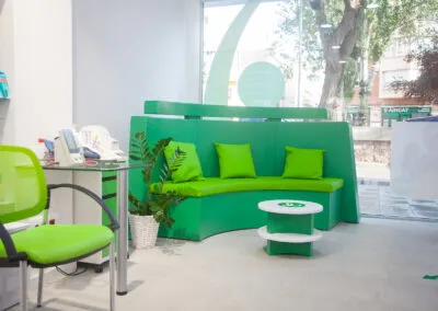 Zona de espera acogedora con sofá verde