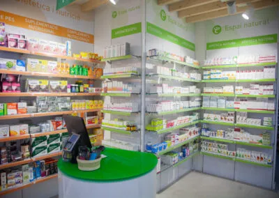 Detalle del interior renovado de la farmacia