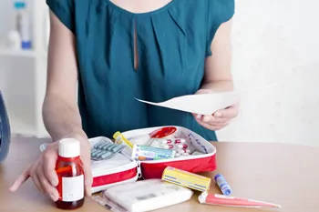 Mujer preparando un botiquín de primeros auxilios