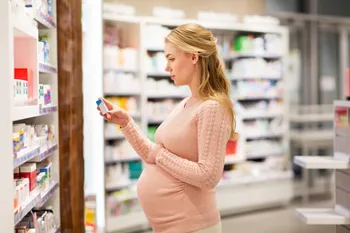 Farmacéutica asesorando a mujer embarazada