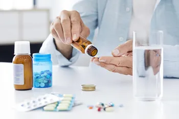 Farmacéutica preparando dosificación personalizada de medicamentos