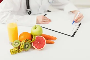 Profesional sanitario asesorando sobre nutrición y alimentación saludable