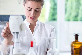 Farmacéutico preparando una fórmula magistral en el laboratorio
